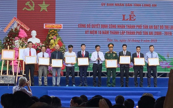 Tri ân những đóng góp của DN trong suốt thời gian qua, UBND tỉnh Long An đã trao tặng bằng khen cho Tran Anh Group nhân dịp kỷ niệm 10 năm thành lập TP Tân An.